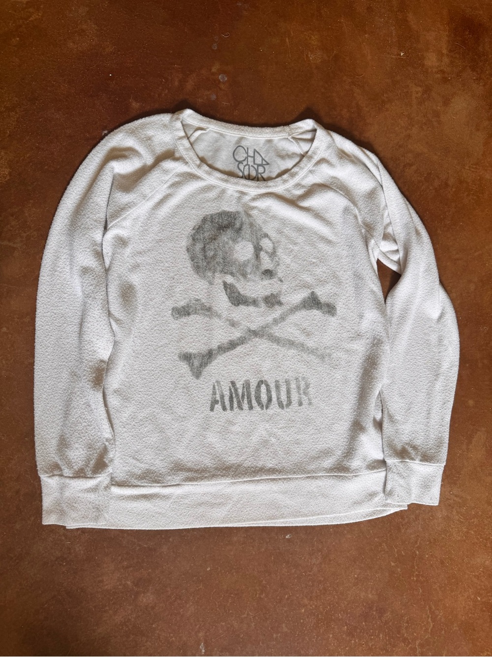 Chasor White Crewneck Sweater with Skull 'AMOUR' Graphic